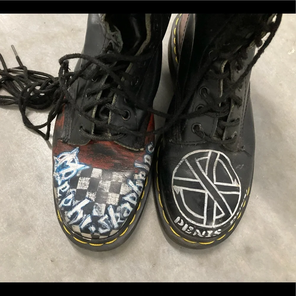 Dr. martens boots handpainted punk band emblems - Picture 4 of 7
